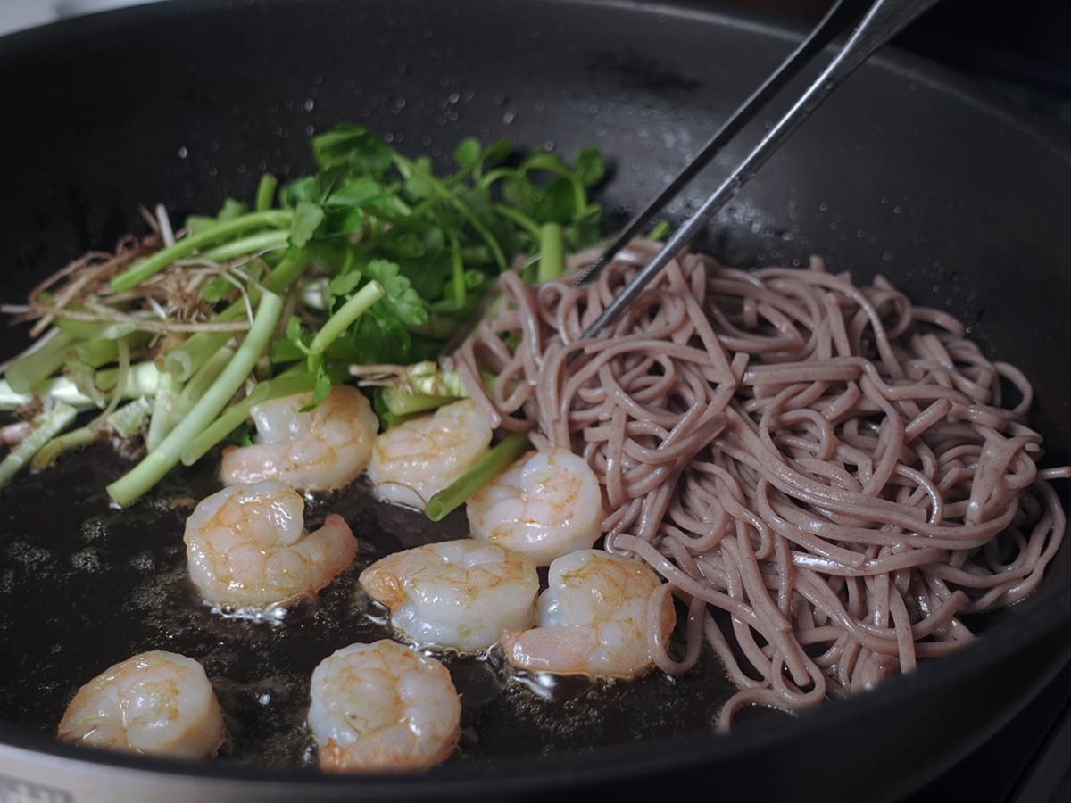 エビとセリの和え蕎麦_工程