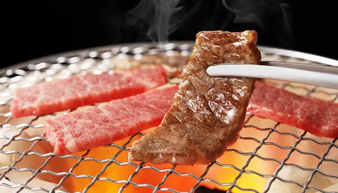 カルビを焼いている様子