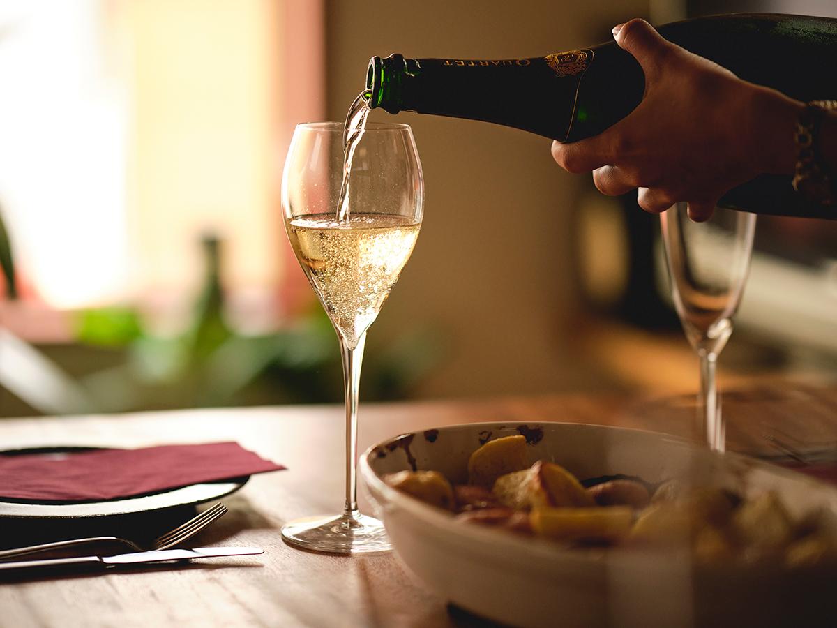 スパークリングワインを注ぐ様子