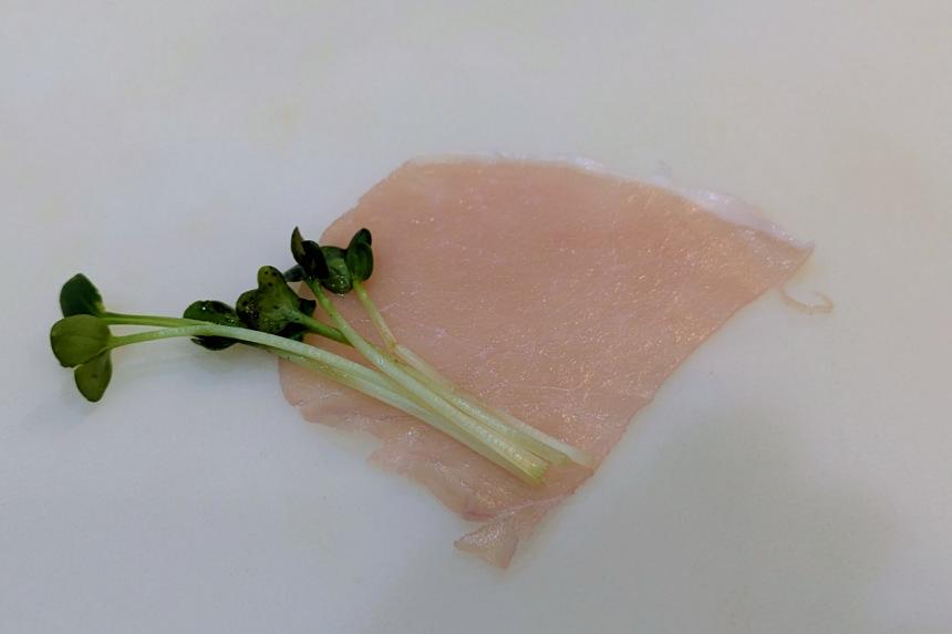 まな板に乗った、巻く前の生ハムとカイワレ大根