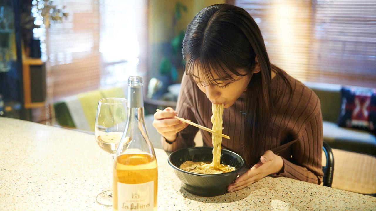 ラーメンを食べる貴島さん