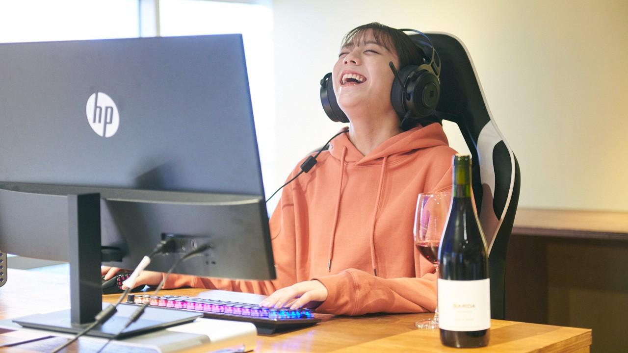 ゲームをする貴島さん