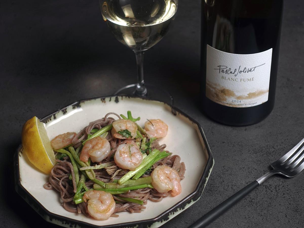 エビとセリの和え蕎麦と白ワイン