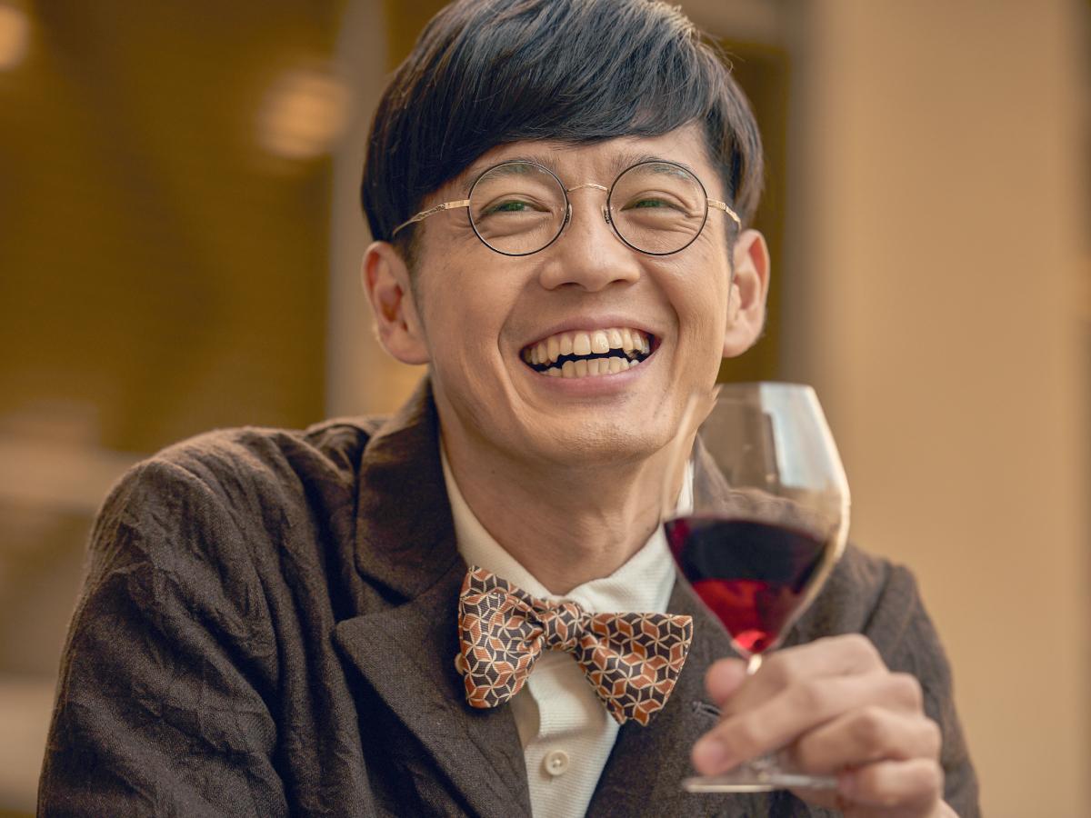ワインを飲む桑原さん