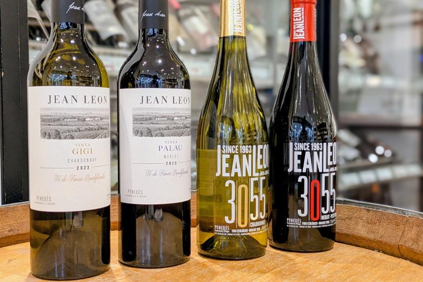 店内に置かれたワインボトル写真