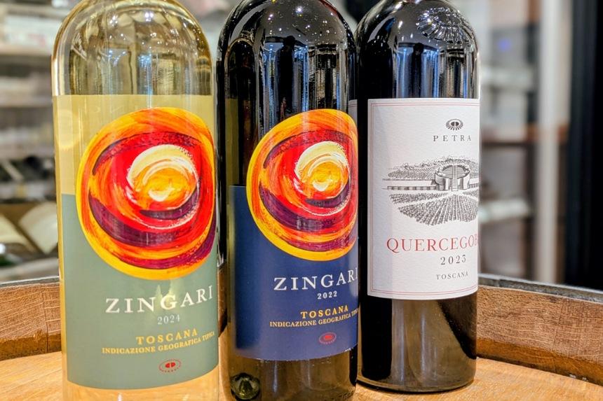 店内に置かれたジンガリ赤・白ワインボトル写真