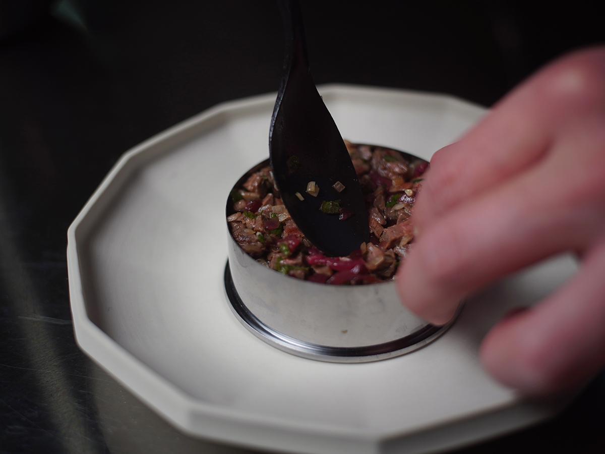 たっぷり薬味のタルタルステーキ