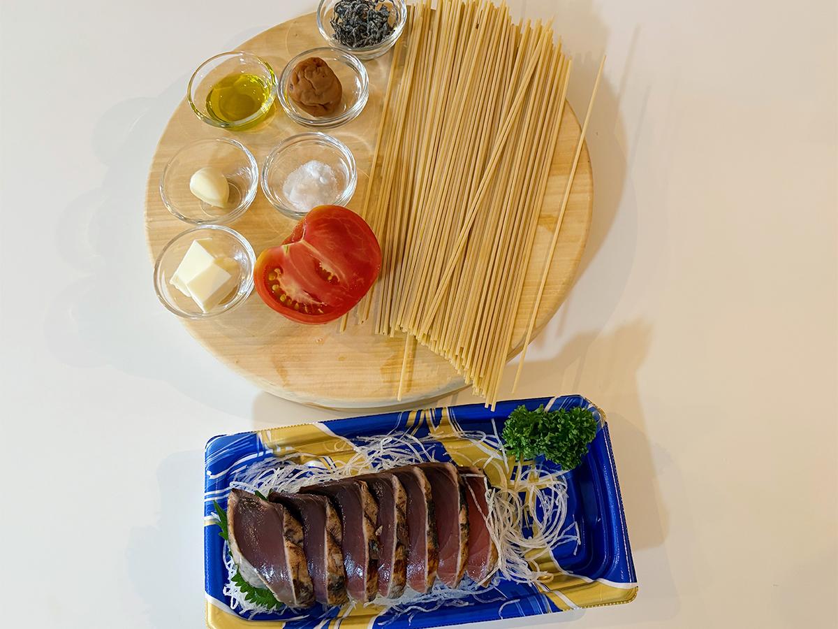 かつおのたたきとトマトの梅バターパスタ_材料