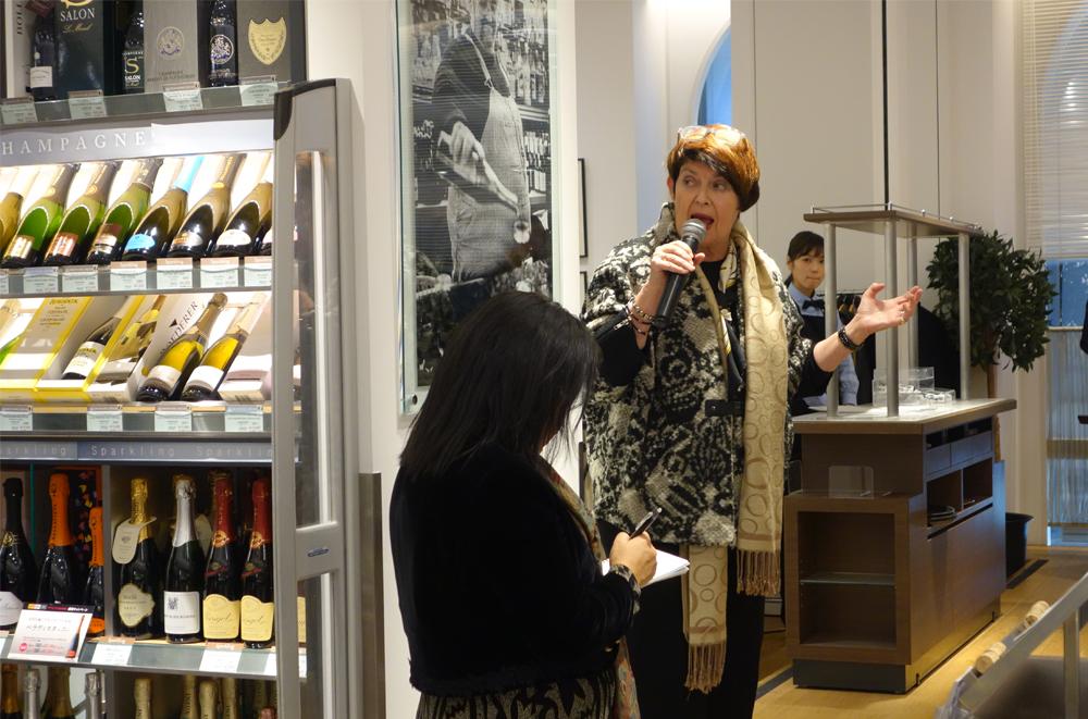 お話をするセールスマネージャーの女性