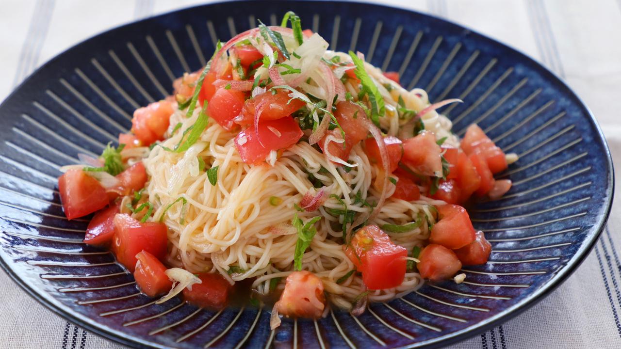 シソとトマトの冷やしそうめん