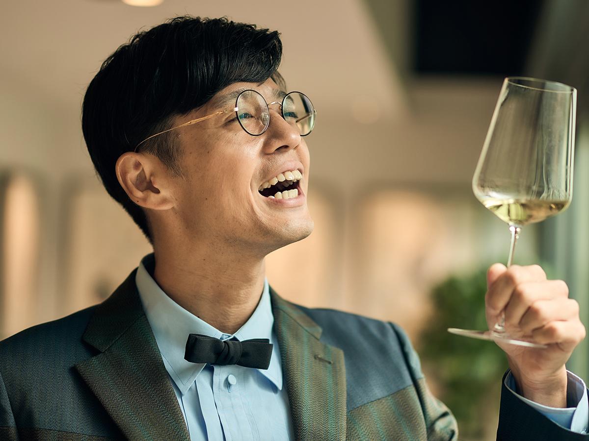 ワインを飲む桑原さん