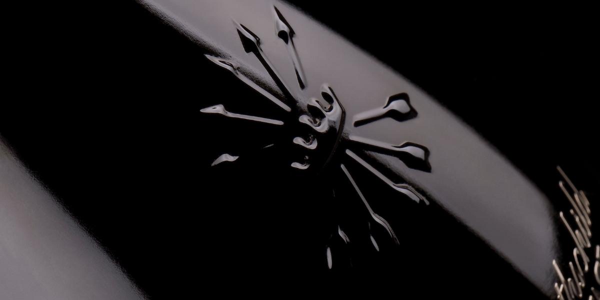 ボトルに刻印された5本の矢と盾