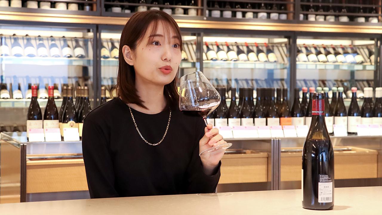 ワインの感想を話す長谷川あかりさん