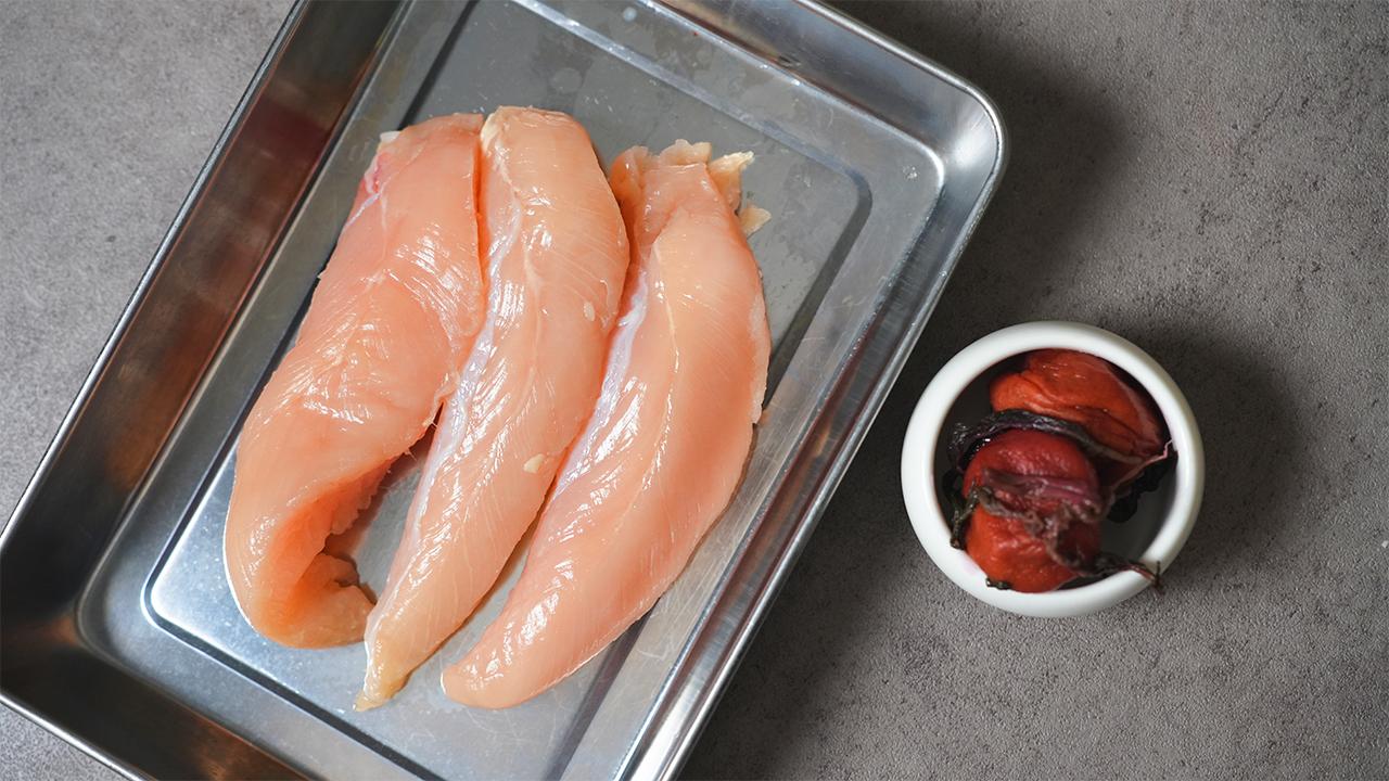 しっとり鶏ハム 梅肉オイルソース_材料