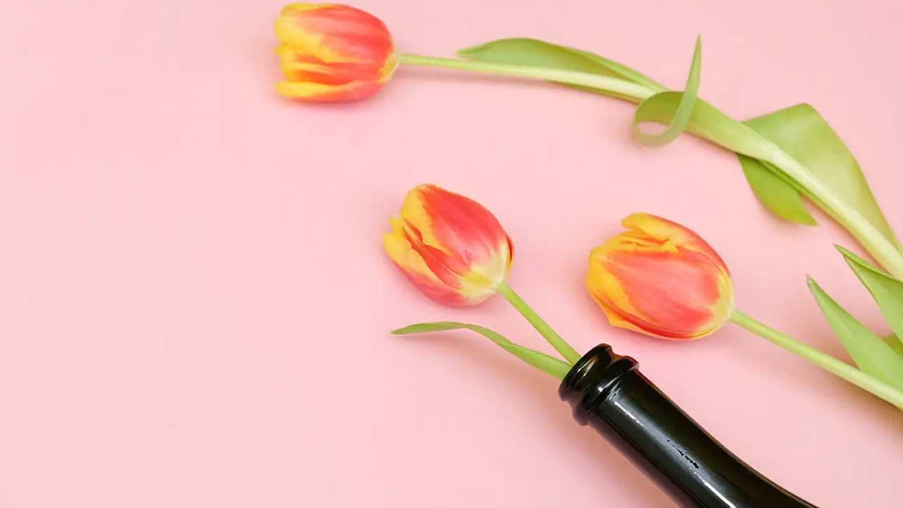 ワインボトルとお花