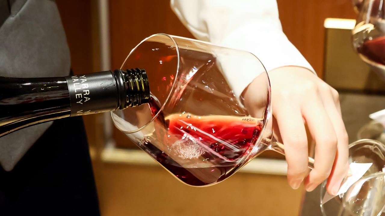 グラスに注がれる赤ワイン