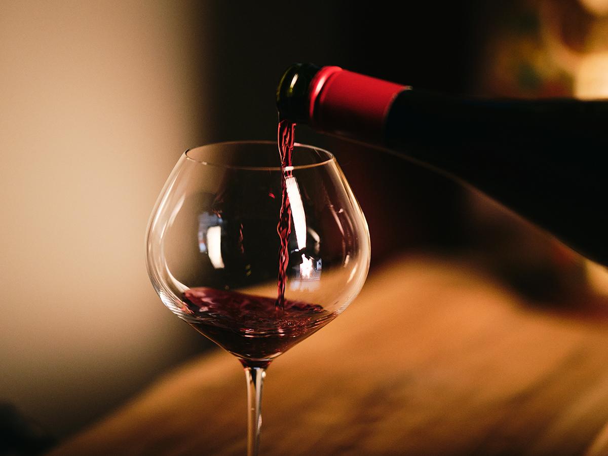 赤ワインを注いでいるところ