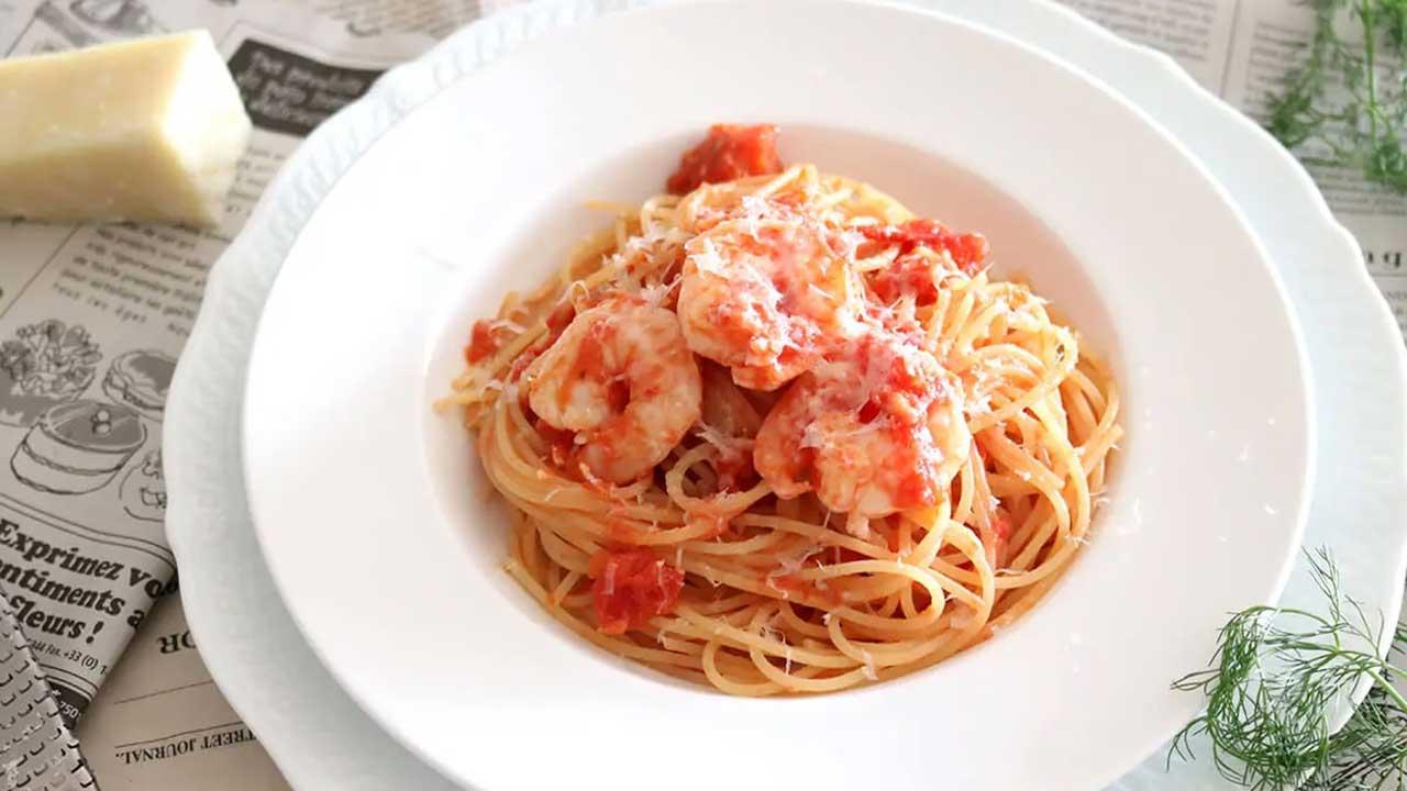 トマトソースパスタ
