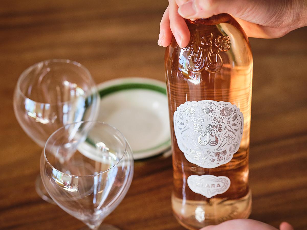 ロゼワインを手にしている様子