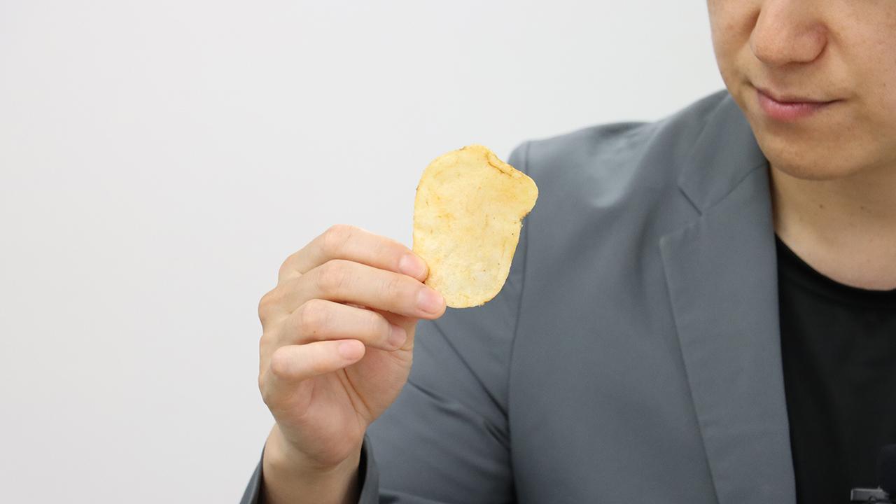 お菓子を食べる田邉さん