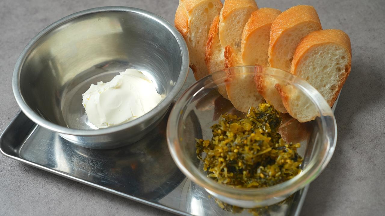 高菜漬けとクリームチーズのブルスケッタ_材料