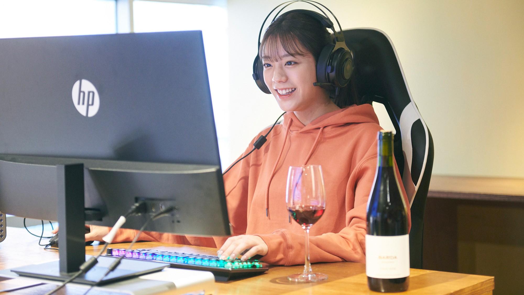 ゲームをする貴島さん