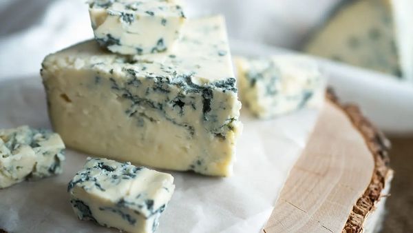 1/13(火)～1/20(火)　スタッフ森山おすすめ！ 甘口ワイン3種×ブルーチーズ