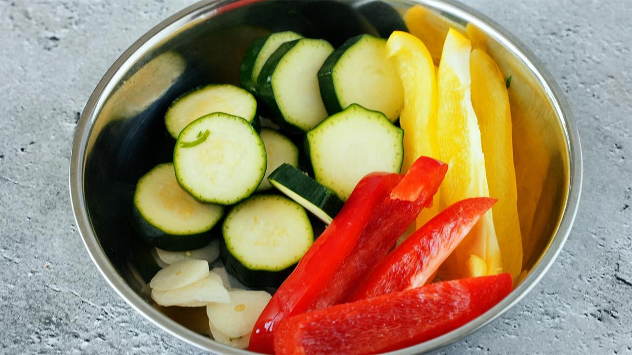 豚トロと夏野菜のクミン香るペペロンチーノ炒め_工程