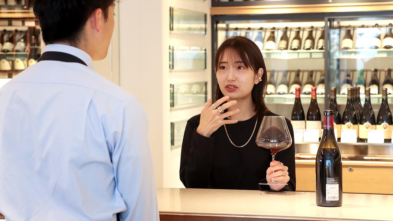 ワインの感想を話す長谷川あかりさん