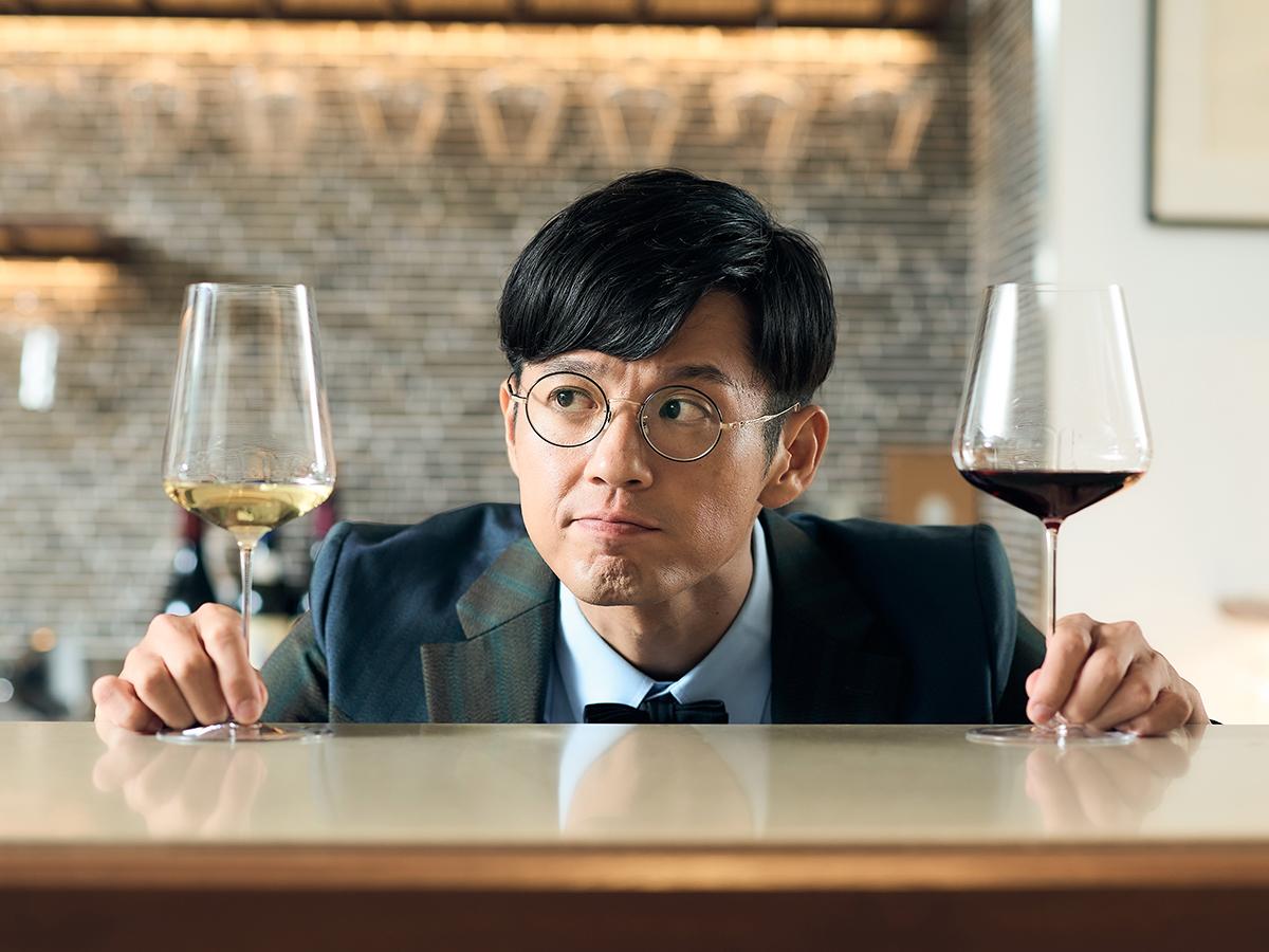 白ワインと赤ワインのグラスを持つ桑原さん