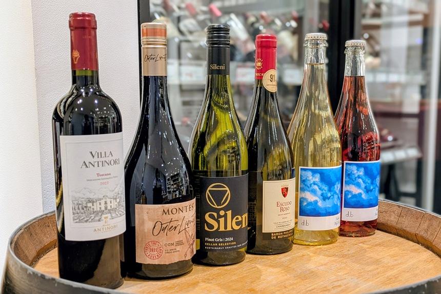 店内に並んだ6本のワインボトル