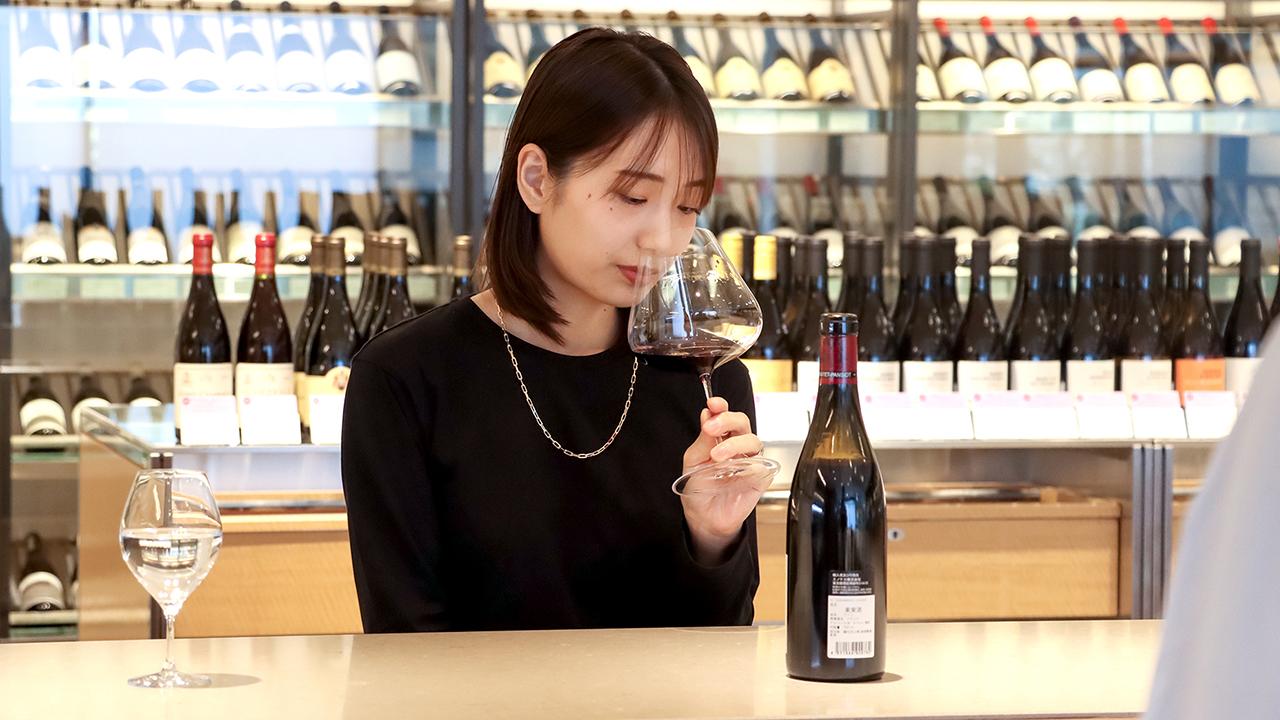 ワインの香りを取る長谷川あかりさん