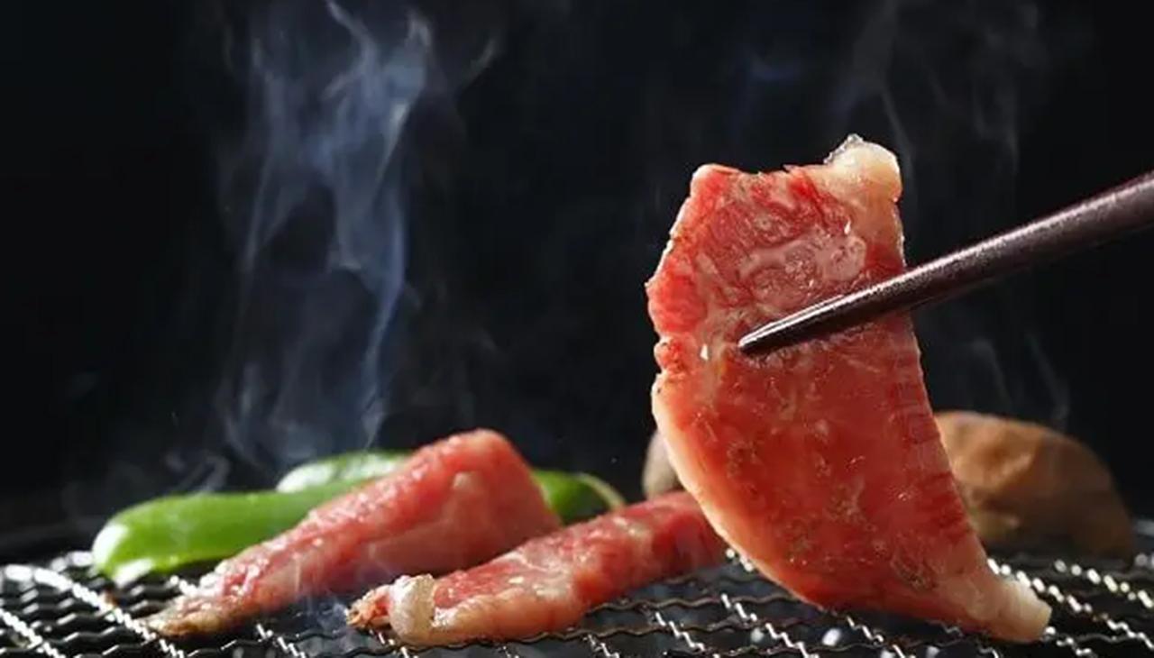 肉を焼いている様子