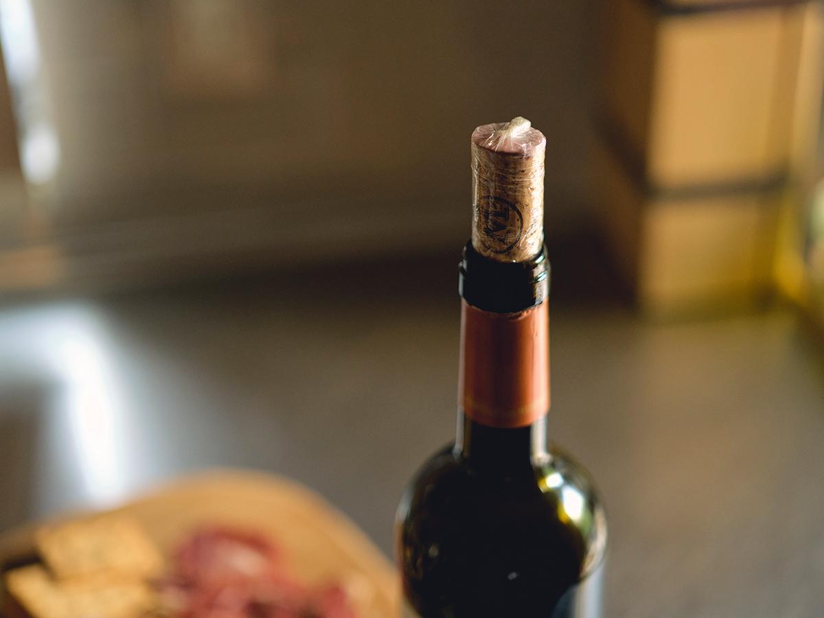 ラップを巻いたコルクをさしているワインボトル