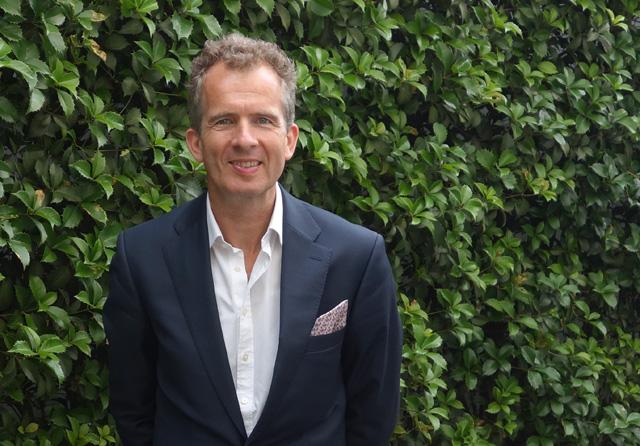 シャトージスクールの支配人が話す様子