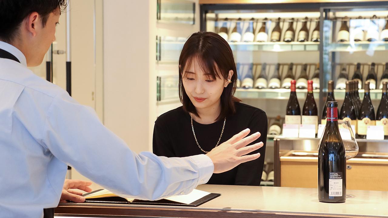 メニューを見る長谷川あかりさん