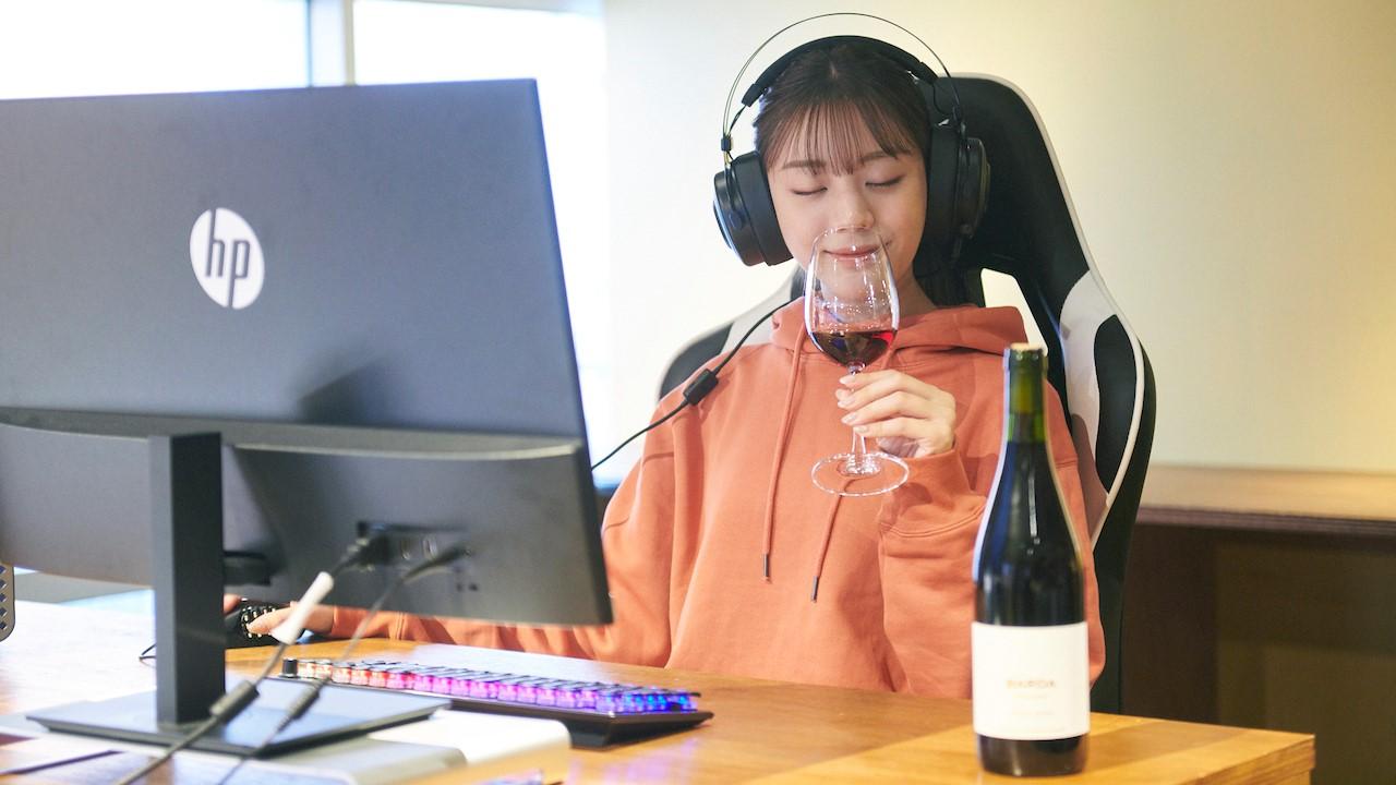 ワインを飲む貴島さん