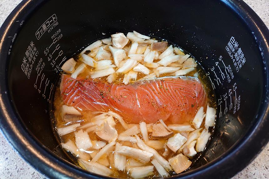 全ての材料が投入された炊飯器の内窯の写真