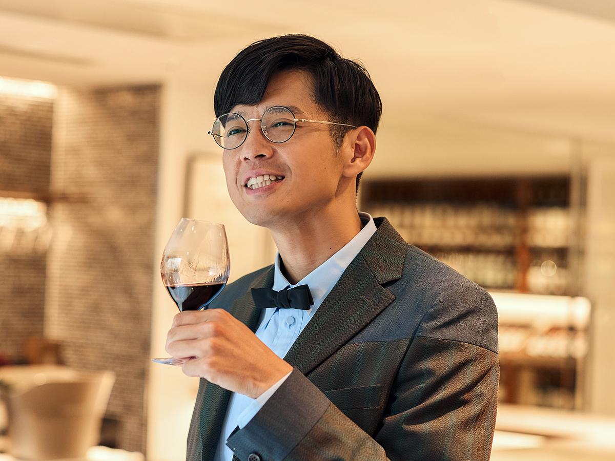 ワインを飲んでいる桑原さん