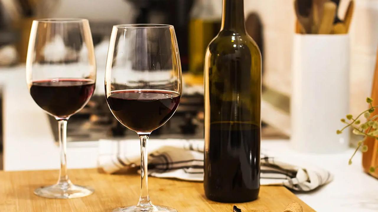 ワインを飲んでいる様子