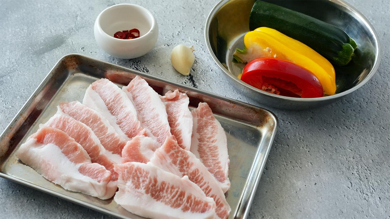 豚トロと夏野菜のクミン香るペペロンチーノ炒め_材料